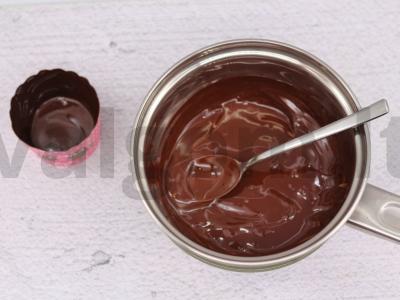 Šokoladiniame apvalkale ledai su sausainiais ir pušų riešutais Žingsnis 2