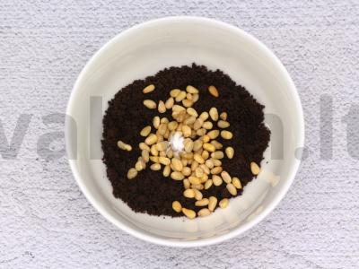 Šokoladiniame apvalkale ledai su sausainiais ir pušų riešutais Žingsnis 4