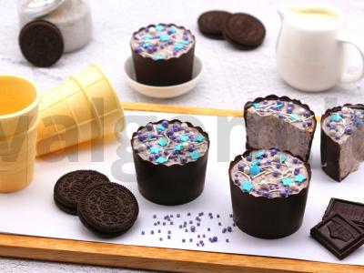 Šokoladiniame apvalkale ledai su sausainiais ir pušų riešutais pagrindine nuotrauka