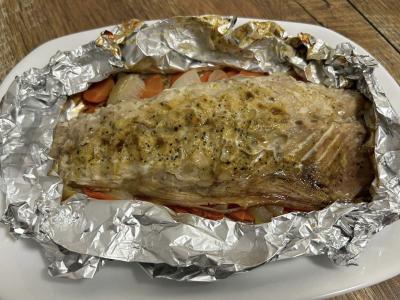 Kepta skumbrijos filė ant daržovių pagalvėlės pagrindine nuotrauka