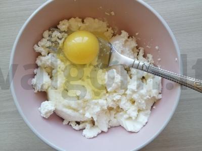 Sūrio blynai su džiovintomis spanguolėmis Žingsnis 1