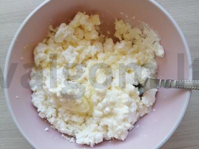 Sūrio blynai su džiovintomis spanguolėmis Žingsnis 2