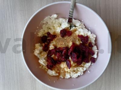 Sūrio blynai su džiovintomis spanguolėmis Žingsnis 3