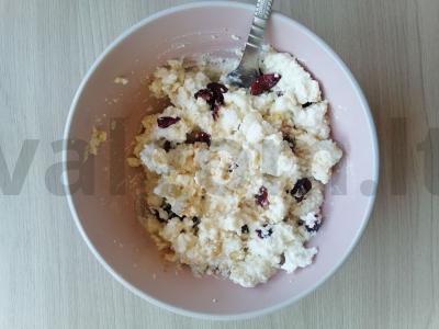 Sūrio blynai su džiovintomis spanguolėmis Žingsnis 4