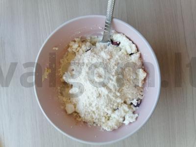 Sūrio blynai su džiovintomis spanguolėmis Žingsnis 5