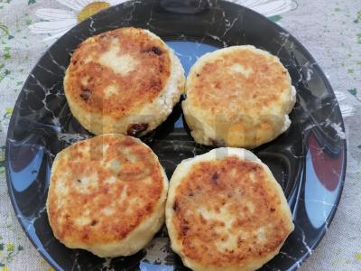 Sūrio blynai su džiovintomis spanguolėmis pagrindine nuotrauka