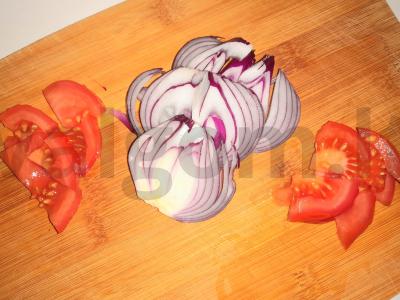 Naudingas omletas su raudonuoju svogūnu ir pomidorais Žingsnis 1