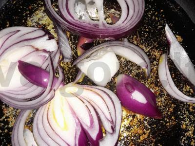 Naudingas omletas su raudonuoju svogūnu ir pomidorais Žingsnis 2