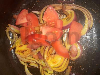 Naudingas omletas su raudonuoju svogūnu ir pomidorais Žingsnis 3