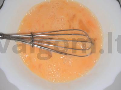 Naudingas omletas su raudonuoju svogūnu ir pomidorais Žingsnis 4