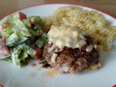 Jautienos kotletas su grybais po sūriu pagrindine nuotrauka