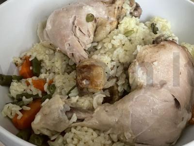 Vištienos kojos su ryžiais ir daržovėmis pagrindine nuotrauka