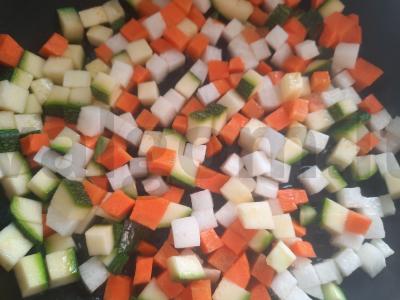 Šiltas salotas su daikonu, šparaginėmis pupelėmis ir cukinijomis Žingsnis 2