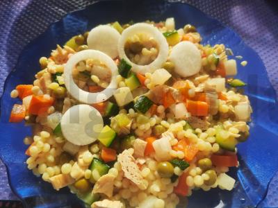 Šiltas salotas su daikonu, šparaginėmis pupelėmis ir cukinijomis pagrindine nuotrauka