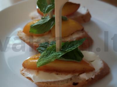 Kanapės su karamelizuotais nektarinais pagrindine nuotrauka