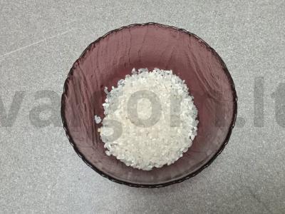 Pieninė ryžių košė su kokosų aliejumi, džiovintomis spanguolėmis, razinomis, džiovintomis abrikosais, kiviais ir migdolais Žingsnis 1