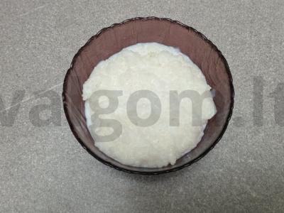 Pieninė ryžių košė su kokosų aliejumi, džiovintomis spanguolėmis, razinomis, džiovintomis abrikosais, kiviais ir migdolais Žingsnis 3