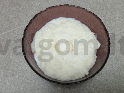 Pieninė ryžių košė su kokosų aliejumi, džiovintomis spanguolėmis, razinomis, džiovintomis abrikosais, kiviais ir migdolais Žingsnis 4