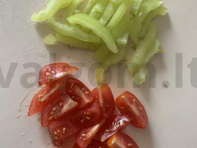 Rukolos, mangoldų, špinatų, vyšnių pomidorų ir mocarelos salotas Žingsnis 2