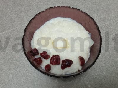 Pieninė ryžių košė su kokosų aliejumi, džiovintomis spanguolėmis, razinomis, džiovintomis abrikosais, kiviais ir migdolais Žingsnis 5