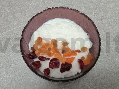 Pieninė ryžių košė su kokosų aliejumi, džiovintomis spanguolėmis, razinomis, džiovintomis abrikosais, kiviais ir migdolais Žingsnis 7