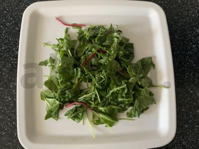 Rukolos, mangoldų, špinatų, vyšnių pomidorų ir mocarelos salotas Žingsnis 3