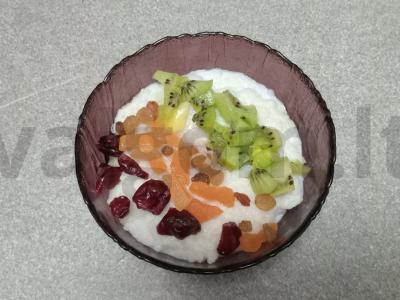 Pieninė ryžių košė su kokosų aliejumi, džiovintomis spanguolėmis, razinomis, džiovintomis abrikosais, kiviais ir migdolais Žingsnis 8