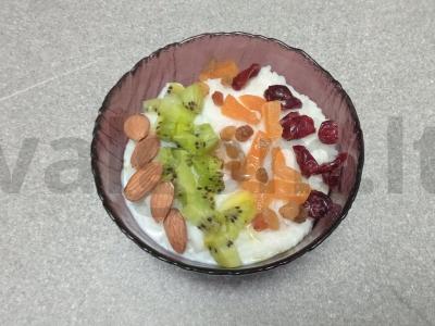 Pieninė ryžių košė su kokosų aliejumi, džiovintomis spanguolėmis, razinomis, džiovintomis abrikosais, kiviais ir migdolais Žingsnis 9