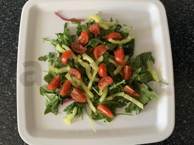 Rukolos, mangoldų, špinatų, vyšnių pomidorų ir mocarelos salotas Žingsnis 4