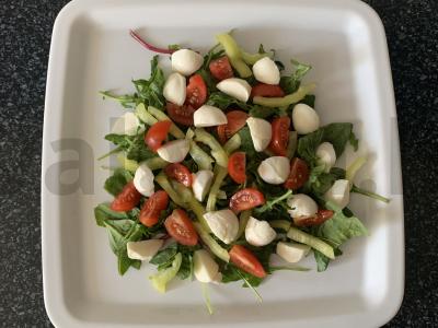 Rukolos, mangoldų, špinatų, vyšnių pomidorų ir mocarelos salotas Žingsnis 6