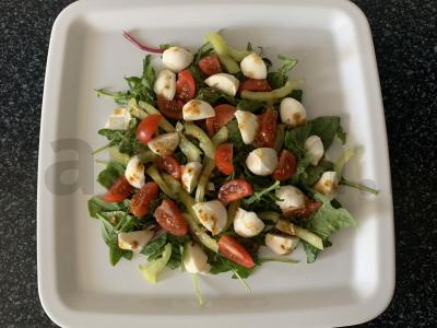 Rukolos, mangoldų, špinatų, vyšnių pomidorų ir mocarelos salotas pagrindine nuotrauka