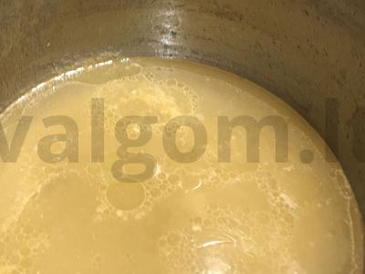 Sultinys iš mėsos ant kaulo ir jautienos šonkaulių pagrindine nuotrauka