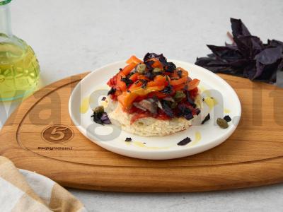 Toskaniškas salotas su ančiuviais ir kaparėliais pagrindine nuotrauka