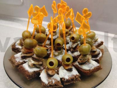 Kanarė su alyvuogėmis ir midijomis pagrindine nuotrauka