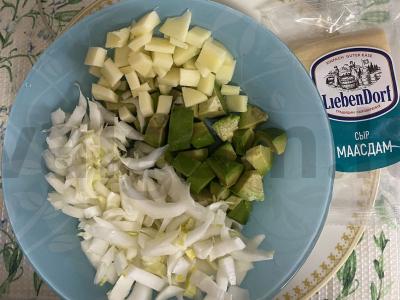 Šiltas salotas su sūriu ir ant grilio keptais vištienos juostelėmis Žingsnis 3