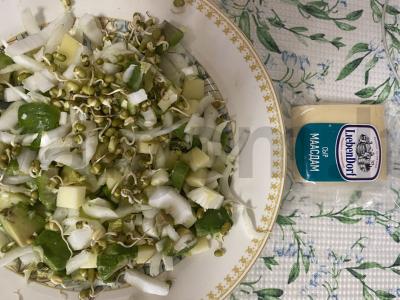 Šiltas salotas su sūriu ir ant grilio keptais vištienos juostelėmis Žingsnis 4