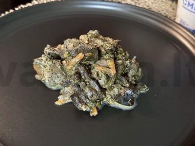 Vištienos kepenys ir širdelės grietinėje pagrindine nuotrauka