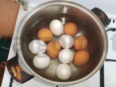 Silkės kepenėlių ir žaliojo svogūno salotas Žingsnis 1