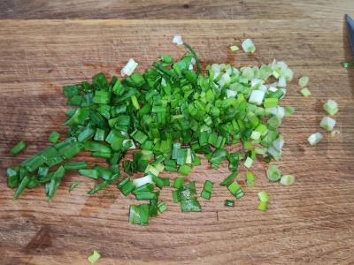 Silkės kepenėlių ir žaliojo svogūno salotas Žingsnis 3