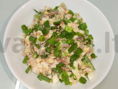 Silkės kepenėlių ir žaliojo svogūno salotas pagrindine nuotrauka