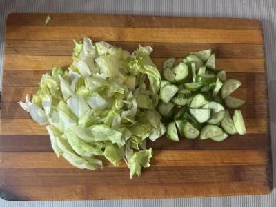 Salotas su silpna sūdyta raudona žuvimi, kiaušiniu ir petražolėmis Žingsnis 1