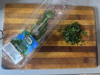 Salotas su silpna sūdyta raudona žuvimi, kiaušiniu ir petražolėmis Žingsnis 2