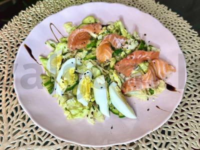 Salotas su silpna sūdyta raudona žuvimi, kiaušiniu ir petražolėmis pagrindine nuotrauka