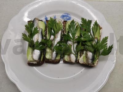 Sumuštiniai su silke ir agurku Žingsnis 4