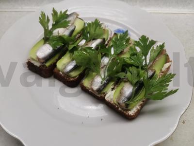 Sumuštiniai su silke ir agurku pagrindine nuotrauka