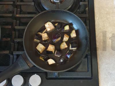 Salotas su mocarela ir keptais baklažanais Žingsnis 1