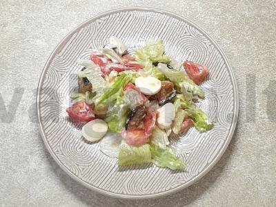 Salotas su mocarela ir keptais baklažanais pagrindine nuotrauka