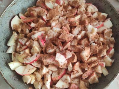 Obuolių šarlotė su cinamonu arbatai Žingsnis 3