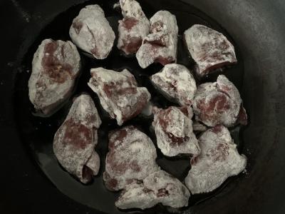 Vištienos kepenėlės grietinės ir pomidorų padaže Žingsnis 1