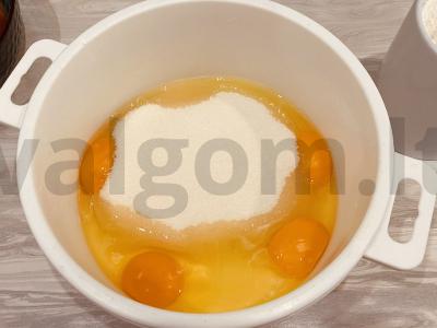 Obuolių šarlotė su vaniliniu cukrumi ir cukraus pudra Žingsnis 1